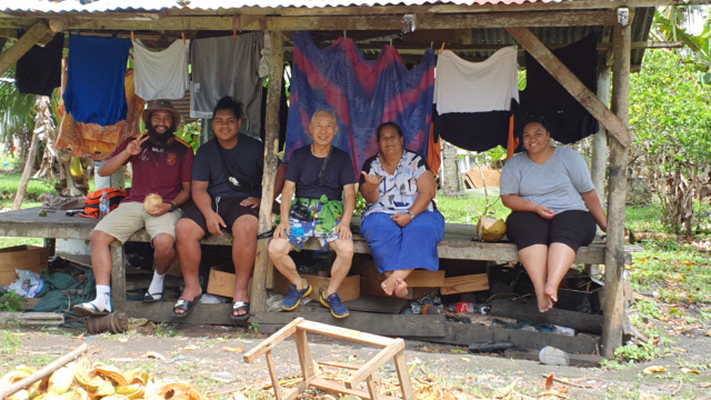 니우에에서 사람들과 함께 있는 도용복 회장